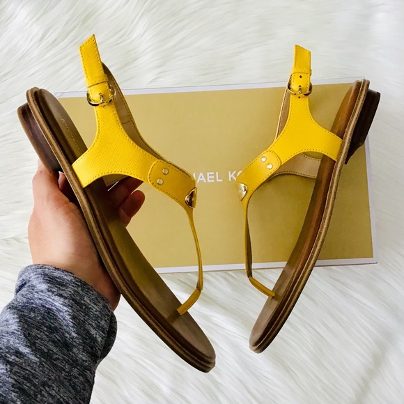MICHAEL KORS Leather Thong Flat Sandals - Picture 5 of 8